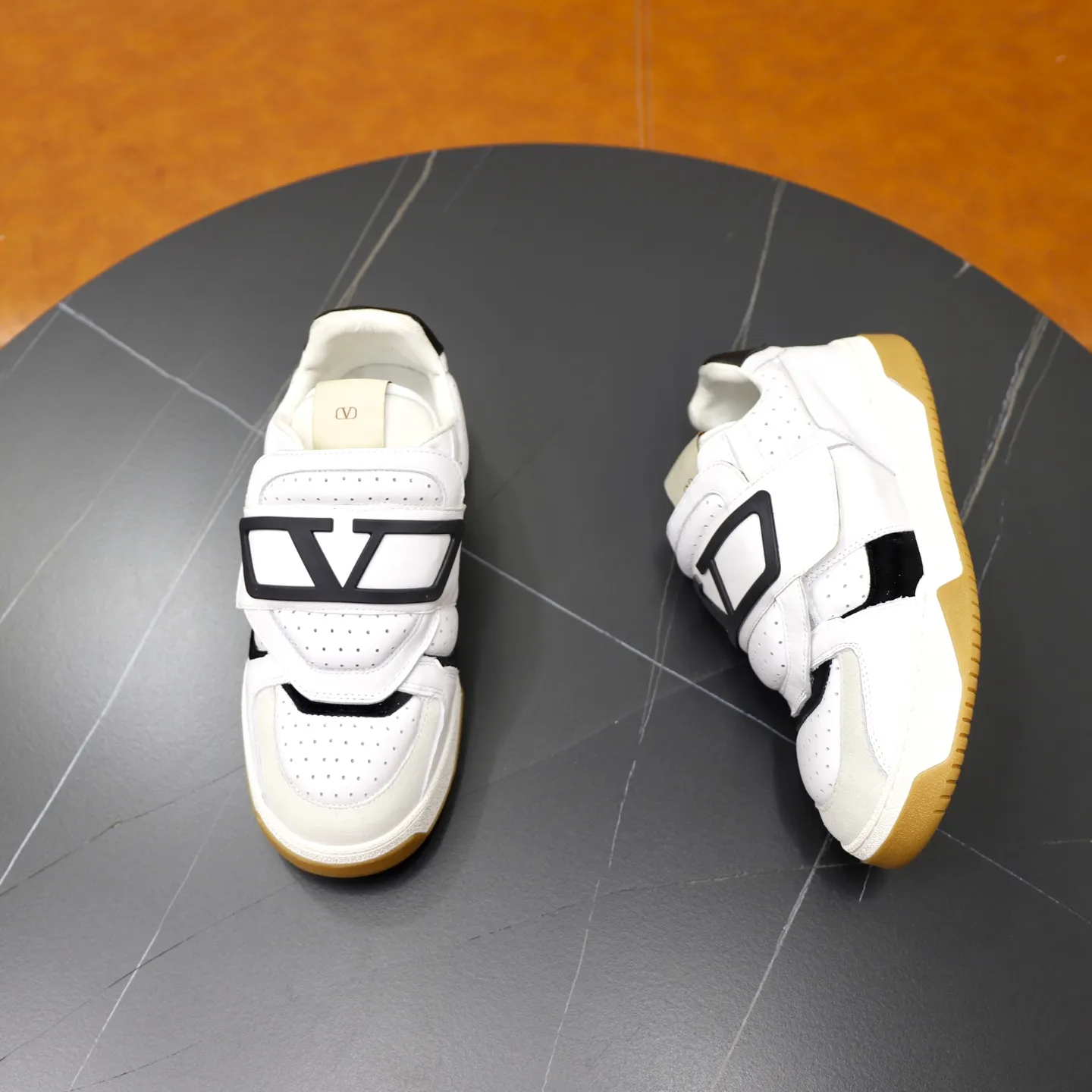 Ex-factory price: 520💰VALENTINO/Valentino Men's latest low-top thick-soled sports shoes are shipped. Made with heavy industry, men's fine casual sports shoes, versatile style. Original leather, rubber lines embellished with geometric segmented uppers, hand-stitched, novel and fashionable, rubber soles with details on the front and back, and the tongue is decorated with the Valentino Garavani Logo, which is comfortable, breathable and durable! Comes with full original packaging! Code number: 38-39-40-41-42-43-44 (45, 46 can be customized)